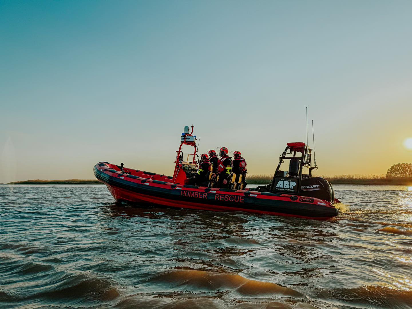 🚨 CALL-OUT 🚨 

18:34 10/05/25

Tasked by Humber Coastguard to a multi-agency search operation, to reports of a missing person within the vicinity of the River Humber.

2 of our vessels were launched and carried out an extensive search, heading as far as Whitgift along the River Ouse.

After two hours, the casualty was located on land with Humberside Police, and both boats were stood down and returned to station.

Hull Coastguard Rescue Team also in attendance.

Callout no. 37